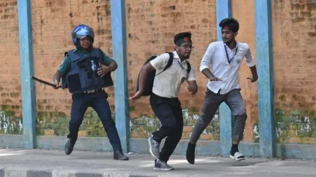 সহিংসতায় অনেকে আহত হয়েছে