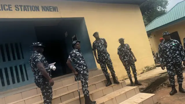 Ndị uweojii nọ n'ogige ndị uweojii Nnewi, Anambra