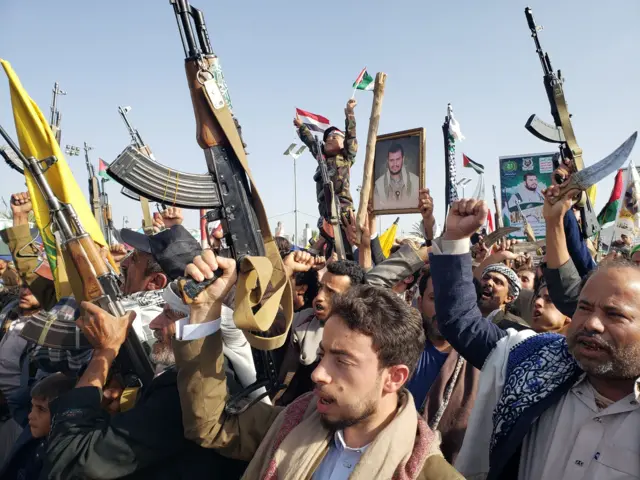 الحوثيون خلال مسيرة في اليمن.