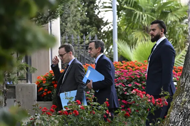 وزير الداخلية الفرنسي برونو ريتيلو (وسط) في مكان انعقاد اجتماع وزراء داخلية مجموعة السبع في ميرابيلا إكلانو، في مقاطعة أفيلينو، جنوب إيطاليا، 3 أكتوبر 2024.
