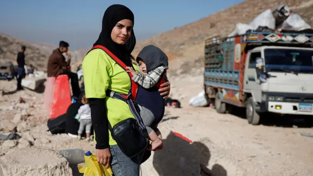 غیرنظامیان در حال فرار از بعلبک