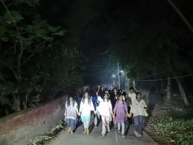 মধ্যরাতে জাহাঙ্গীরনগরে শিক্ষার্থীদের বিক্ষোভ