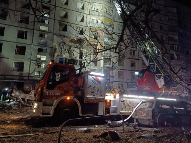 Пожарная машина у поврежденного дома в Харькове