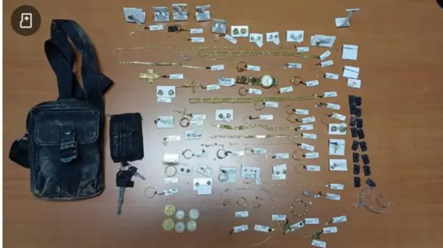 स्पेन की पुलिस की ओर बरामद किया गया सामान