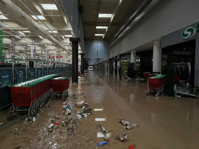 बाज़ार में भरा पानी