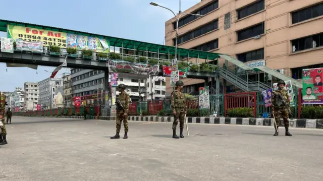 রাস্তায় সেনা সদস্যরা অবস্থান নিয়েছেন।