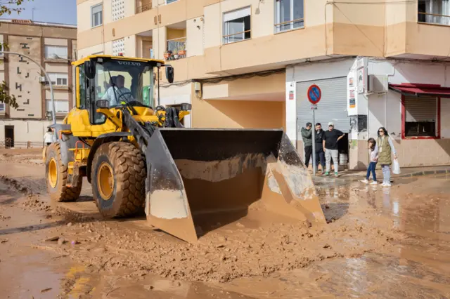 जेसीबी मशीन से गंदगी की जा रही गंदगी की सफ़ाई