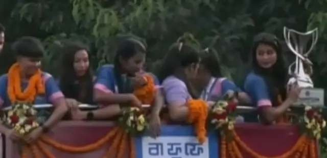 ছাদখোলা বাসে সাফজয়ী ফুটবলাররা