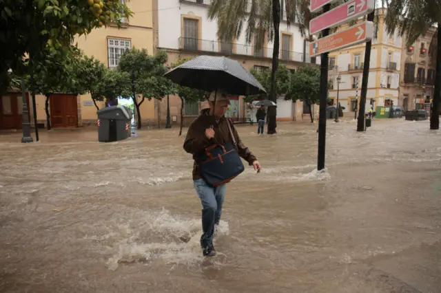 स्पेन में लगातार हो रही बारिश