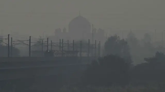 दिल्ली के हुमांयु टॉम्ब के पास सुबह के वक़्त का दृश्य