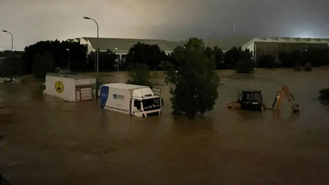 स्पेन में आई भीषण बाढ़ के बाद पानी में डूबी हुई गाड़ियां