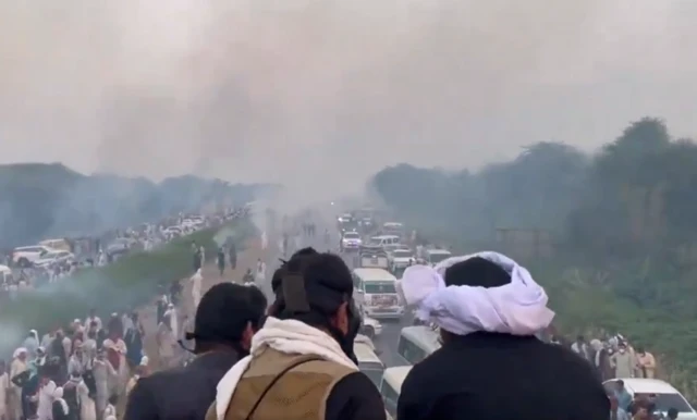 علی امین گنڈاپور کے قافلے پر آنسو گیس کی شیلنگ