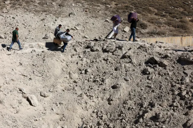 ساکنان لبنان با پای پیاده به سمت مرز می‌روند