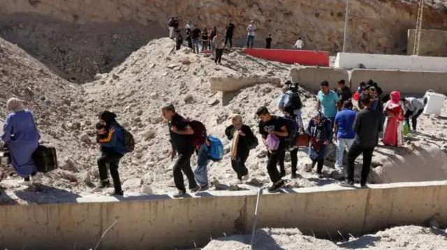 लेबनान से सीरिया जाते लोग