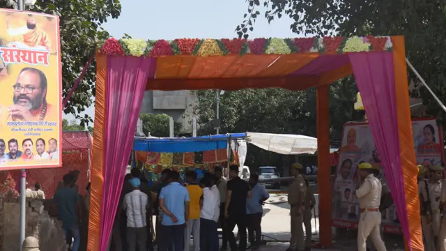गाज़ियाबाद के डासना मंदिर के बाहर मौजूद पुलिस