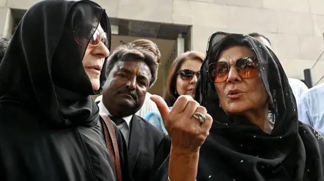 عمران خان، پی ٹی آئی