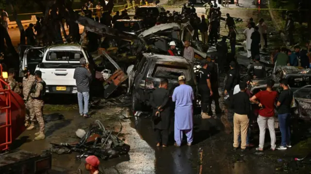 कराची एयरपोर्ट के पास धमाके बाद का दृश्य