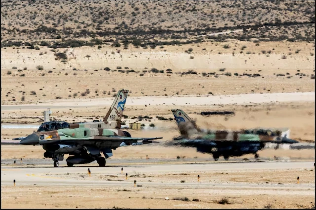Xiyyaarota waraanaa Israa'el F-16 buufata xiyyaaraa kibba Israa'el keessatti .