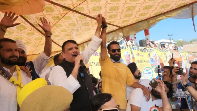 મેહરાજ મલિક આપના નેતા સંજયસિંહ સાથે