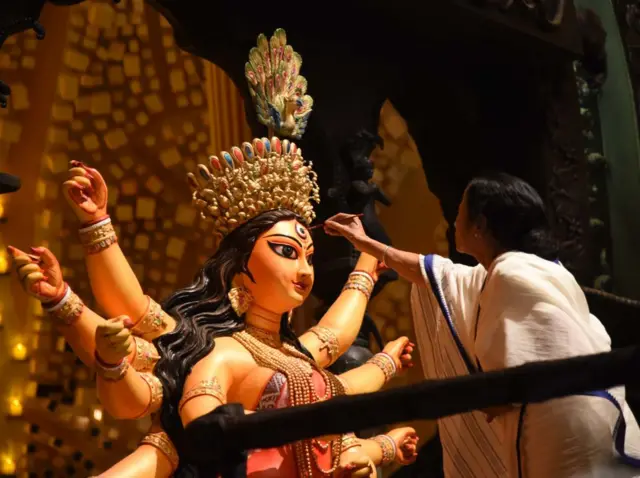 দুর্গা প্রতিমার চোখ আঁকছেন পশ্চিমবঙ্গের মুখ্যমন্ত্রী মমতা ব্যানার্জী - ফাইল ছবি