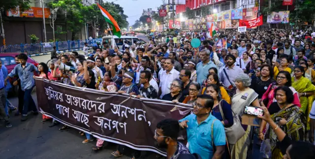 জুনিয়র ডাক্তারদের অনশন বুধবার পাঁচদিনে পড়ল। মঙ্গলবার তাদের সমর্থনে মহা মিছিল হয় কলকাতায়