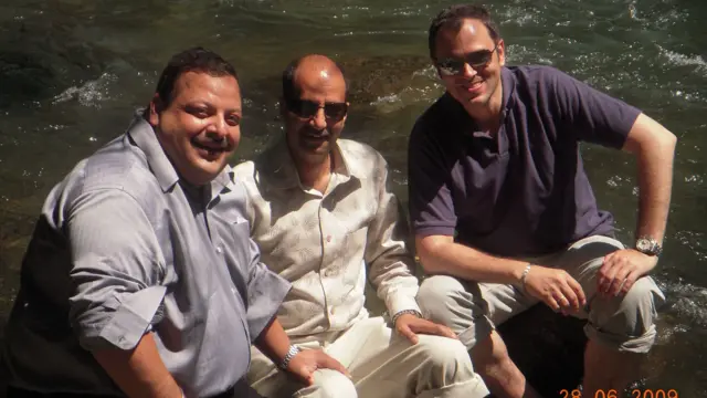 एक पुरानी तस्वीर में उमर अब्दुल्लाह (दाएं) और देवेंद्र सिंह राणा (बाएं)