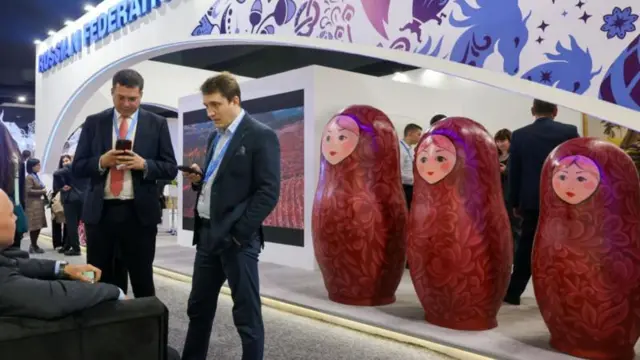 रूस के मंडप के आगे सम्मेलन में शामिल होने आए प्रतिनिधि