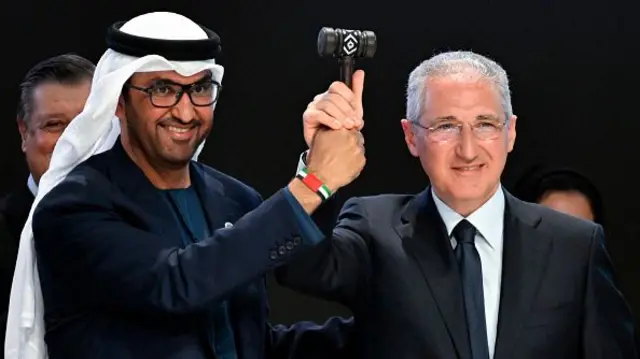 सीओपी 28 के अध्यक्ष सुल्तान अहमद अल-जबर और सीओपी 29 के अध्यक्ष मुख्तार बाबायेव ने सीओपी अध्यक्षता के आधिकारिक हस्तांतरण समारोह में हिस्सा लिया