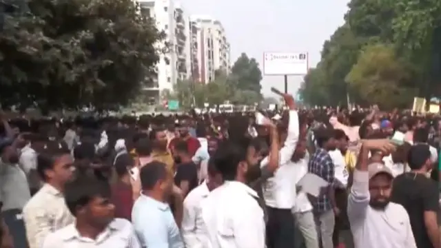 प्रयागराज में प्रदर्शन करते छात्र