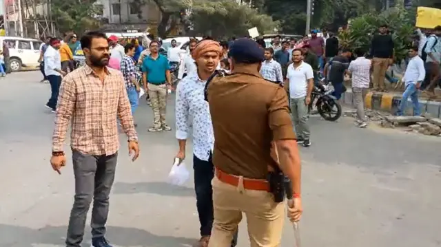 प्रदर्शनकारी अभ्यर्थियों पर लाठीचार्ज करती उत्तर प्रदेश