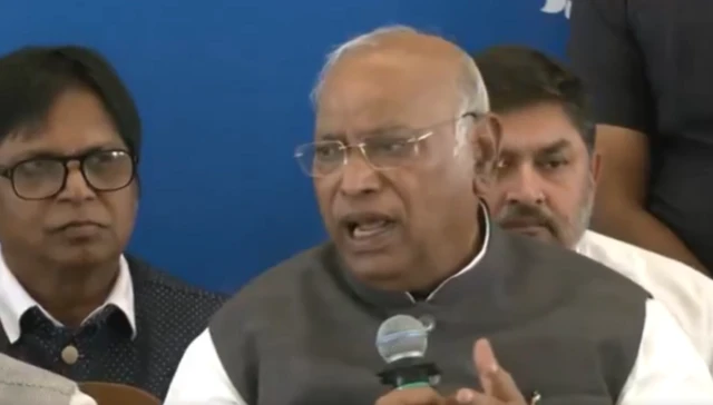 महाराष्ट्र में घोषणा पत्र जारी करने के दौरान मल्लिकार्जुन खड़गे