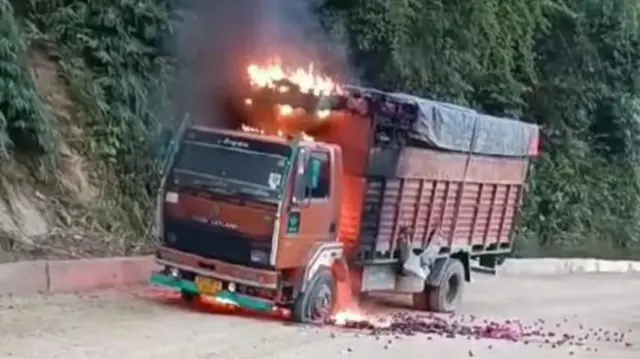 संदिग्ध चरमपंथियों ने आग लगा दी