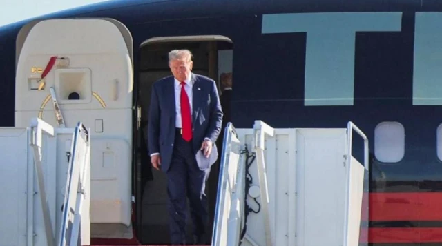 Donald Trump na sauka daga jirgin samansa