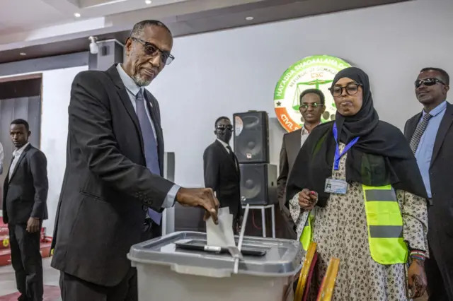 Pirezidant Musee Bihii waggoota torban darbanif Somaalilaand bulchaa jiru