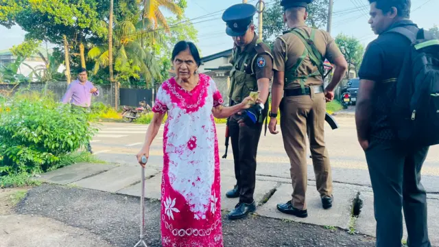ඔබේ පවුලේ කෙනෙක් හරි යාළුවෙක් හරි අර්ධ වශයෙන් හෝ පූර්ණ වශයෙන් දෘෂ්යාබාධිතයි නම්, ඒ වගේ කෙනෙකුට ඡන්දය භාවිත කරන්න සහයෙකු සමඟ යන්න පුළුවන්.