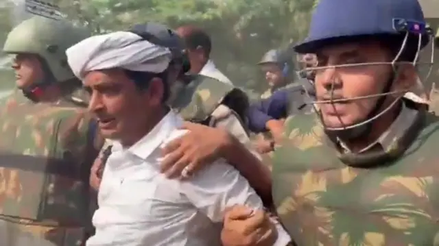 नरेश मीणा को गिरफ़्तार कर लेजाती पुलिस