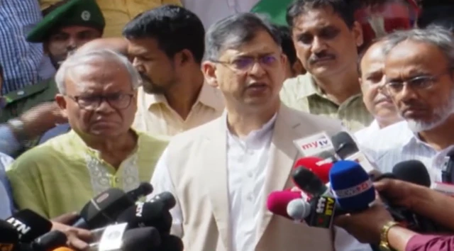 রুহুল কবির রিজভী এবং সালাহউদ্দিন আহমেদ সাংবাদিকদের ব্রিফ করেন