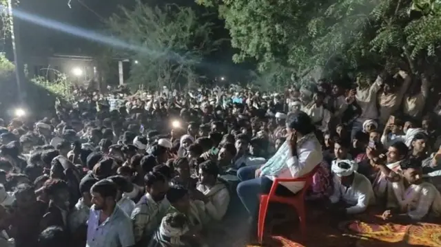 समर्थकों के बीच कुर्सी पर बैठे नरेश मीणा