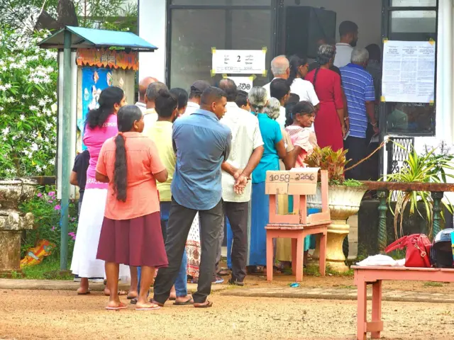 මේ පාර දිග ම ඡන්ද පත්රිකාව මොන දිස්ත්රික්කයේ ද කියලා ඔබ දන්නවද?