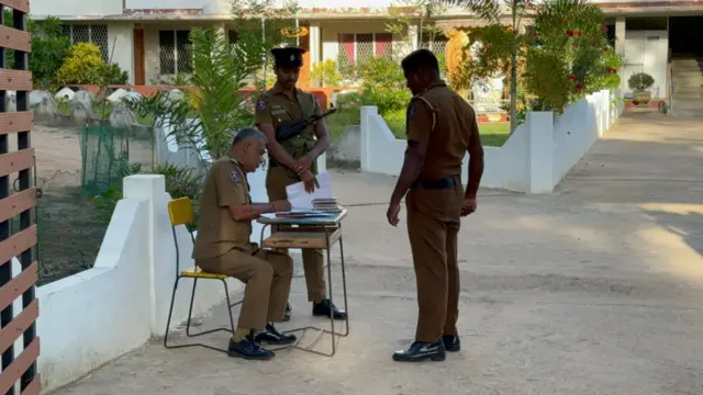 අද (නොවැම්බර් 14 වැනිදා) දහවල් 02 වන විට ප්රකාශිත ඡන්ද ප්රතිශතය 50% කට ආසන්න බව ප්රජාතන්ත්රීය ප්රතිසංස්කරණ සහ මැතිවරණ අධ්යයන ආයතනයේ විධායක අධ්යක්ෂක මංජුල ගජනායක බීබීසී සිංහල වෙත පැවසුවේ ය.