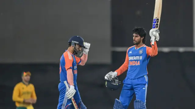 शतक लगाने के बाद तिलक वर्मा