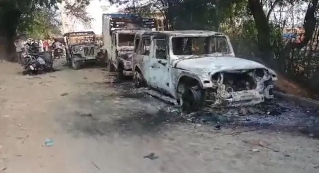 अधिकारी को निर्दलीय प्रत्याशी के थप्पड़ मारने के बाद कई जगह आगजनी हुई