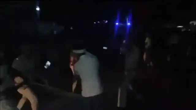 अंधेरे में नरेश मीणा के समर्थकों पर लाठी चार्ज करती पुलिस