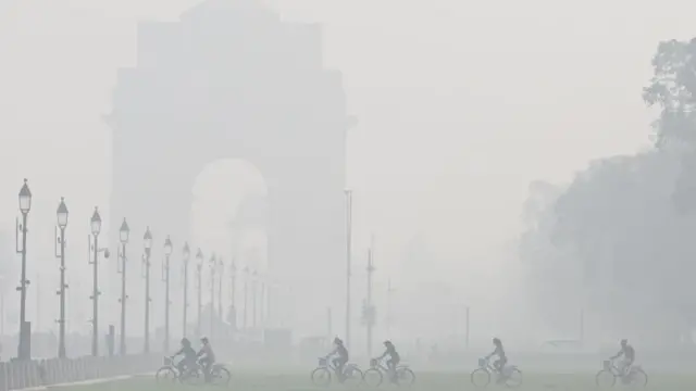 सुबह के समय इंडिया गेट पर छाई धुंध