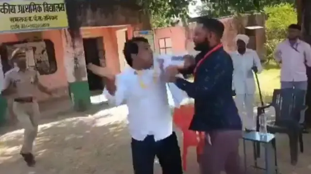 एसडीएम अधिकारी को थप्पड़ मारते नरेश मीणा