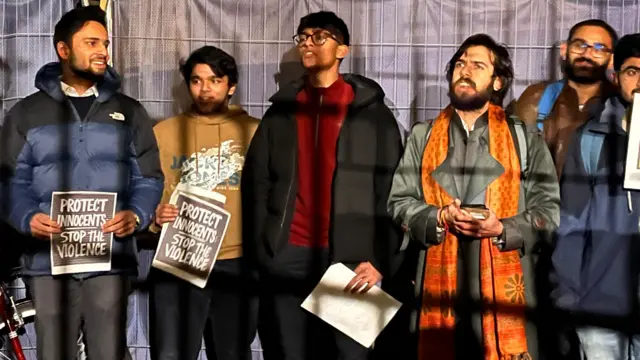 ऑक्सफ़ोर्ड यूनियन के बाहर प्रदर्शन करते छात्र