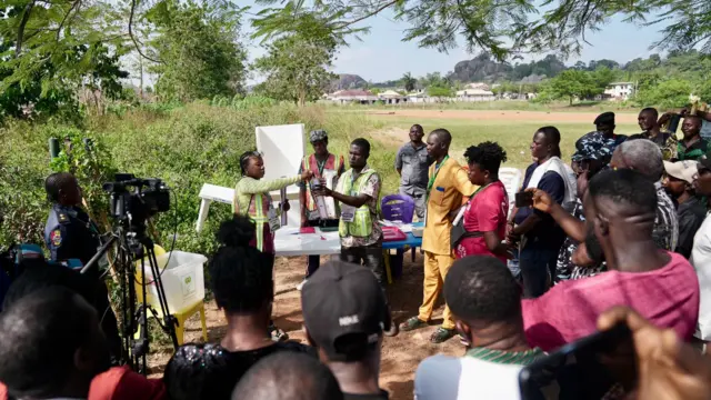 Pipo stand as dem dey count votes