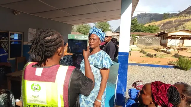 Osiṣẹ INEC n ṣe ayẹwo awọn oludibo