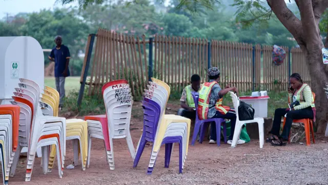 Fotos show early arrival of Inec officials for polling units