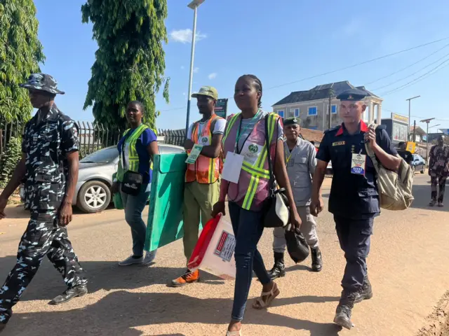 Inec staf leaving dia polling units afta election